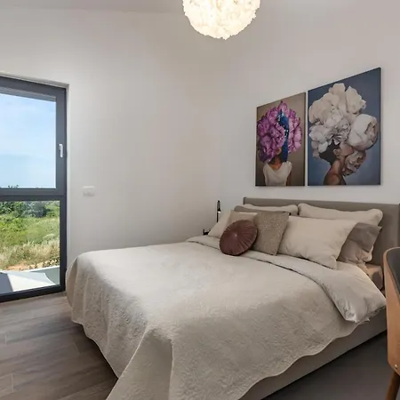 Дом отдыха Elegant Casa Aria With 2 Gardens And Bbq Facilities Пореч